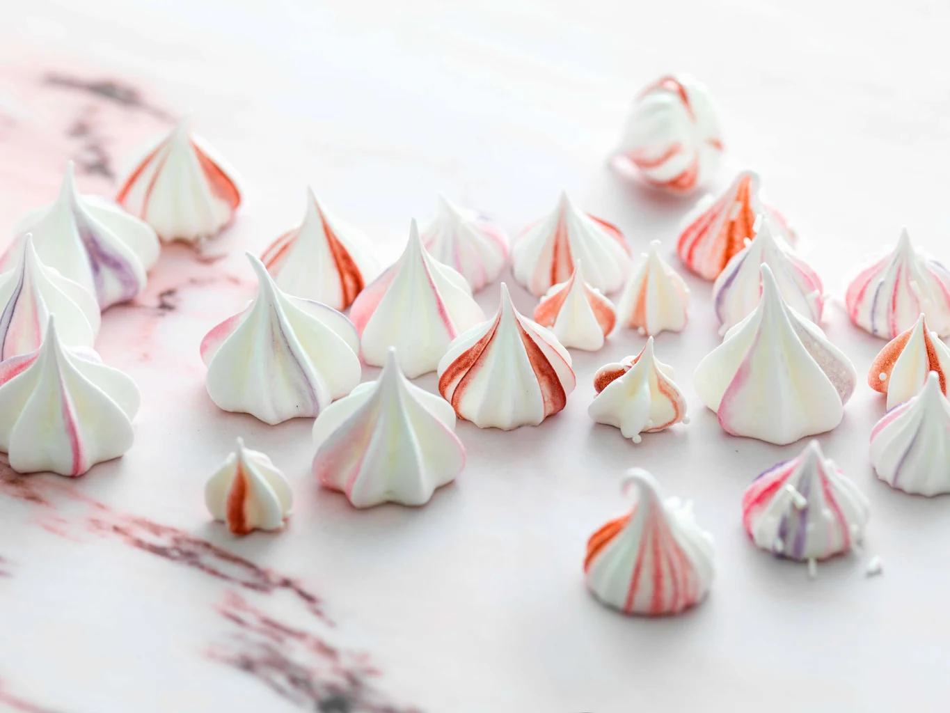 Farbig marmorierte Meringues