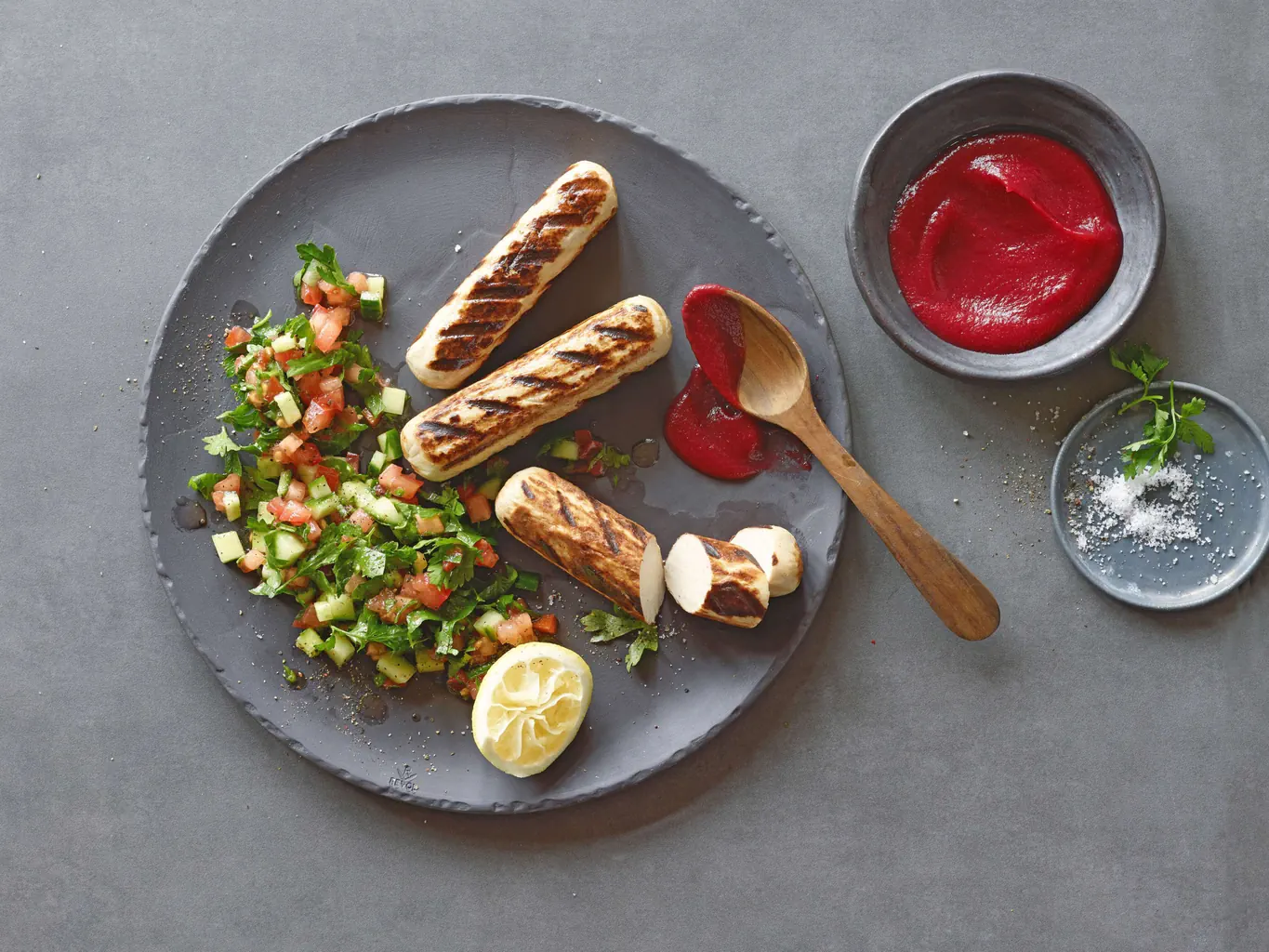 Bratwurst vegetariano con insalata di pomodori e cetrioli