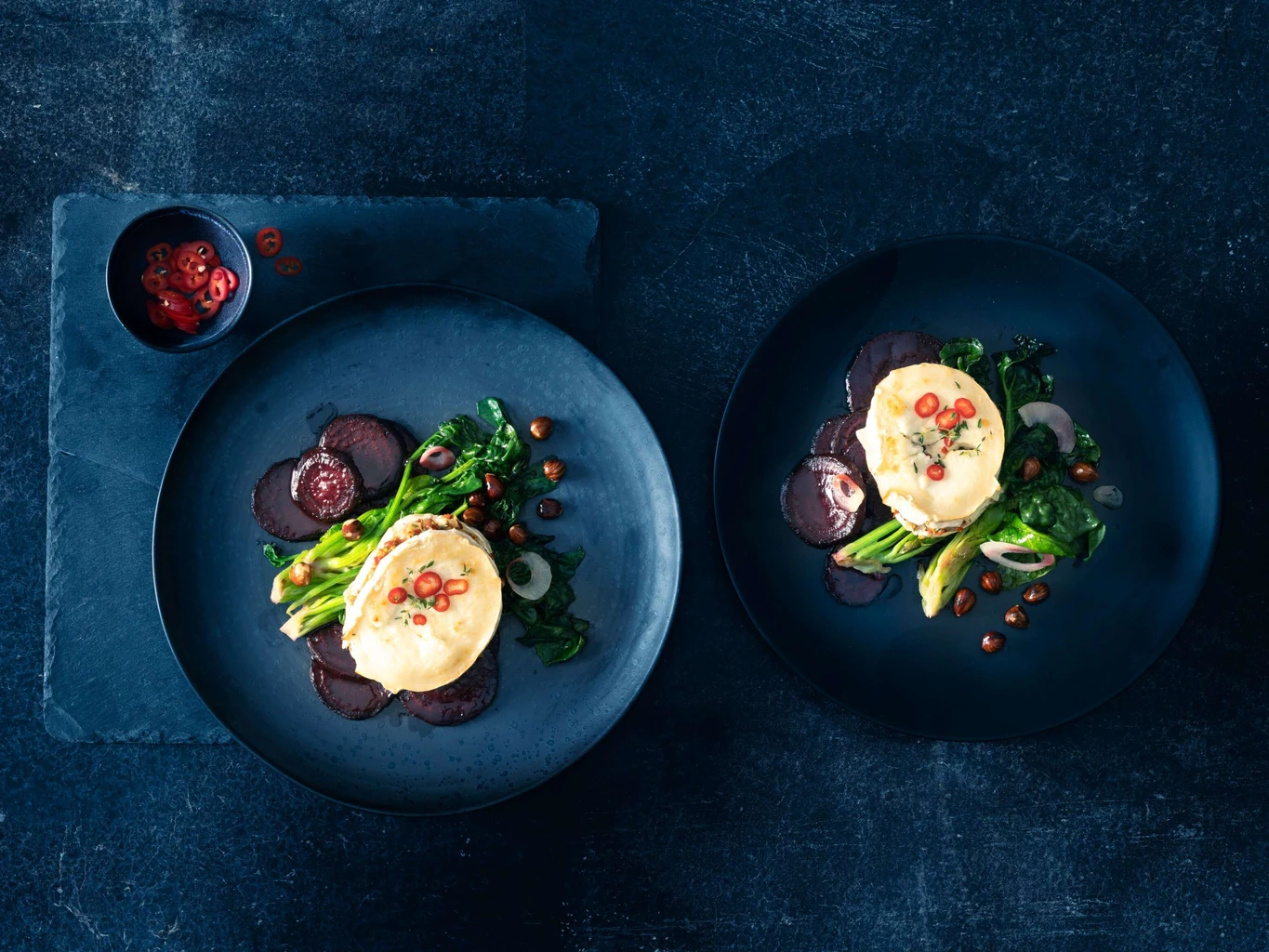 Formaggio gratinato al peperoncino con barbabietole