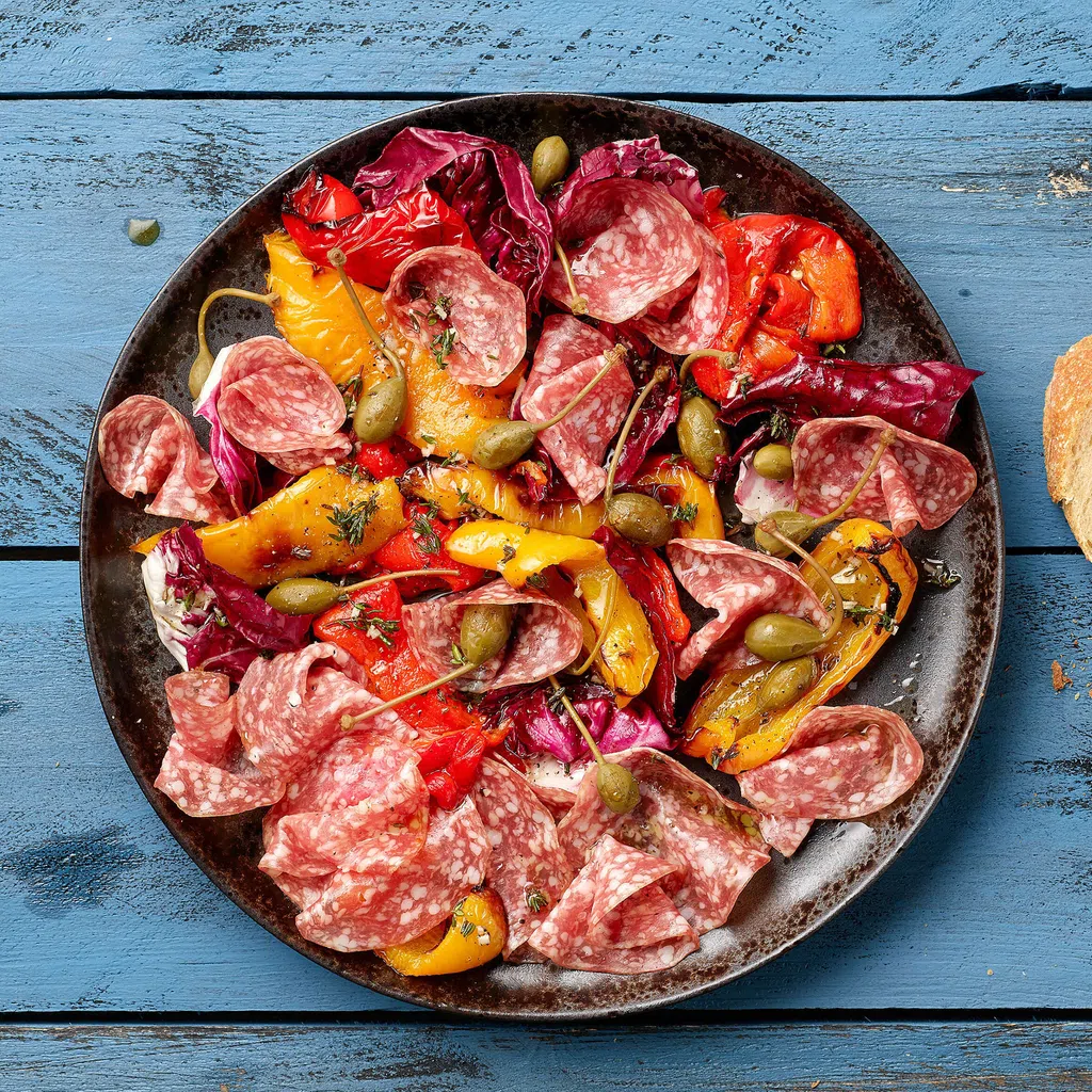 Grillpeperonisalat mit Salami