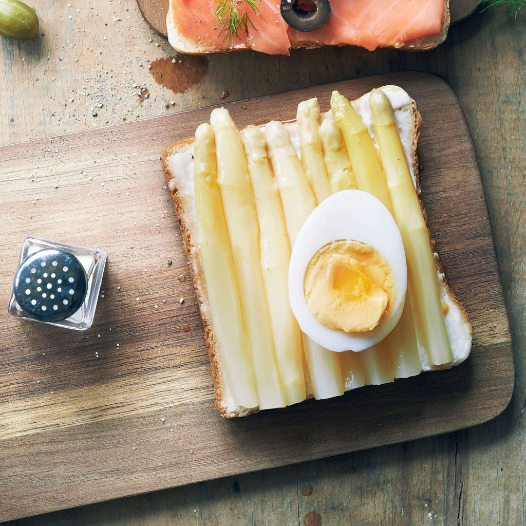 Canapé aux asperges avec œuf