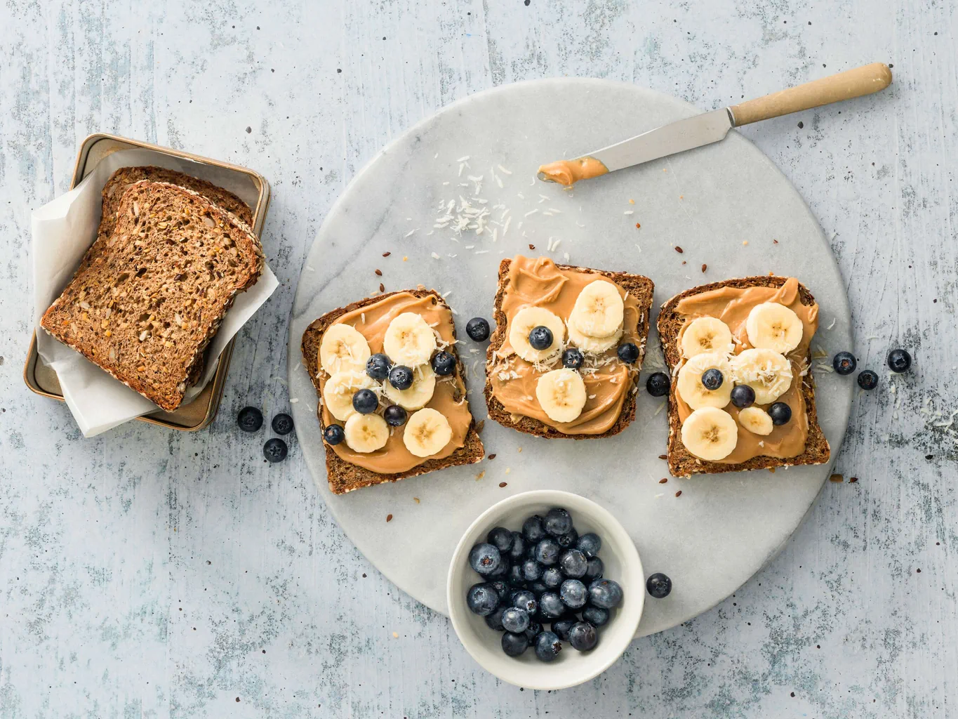 Tartine au beurre de cacahouètes avec banane et myrtilles