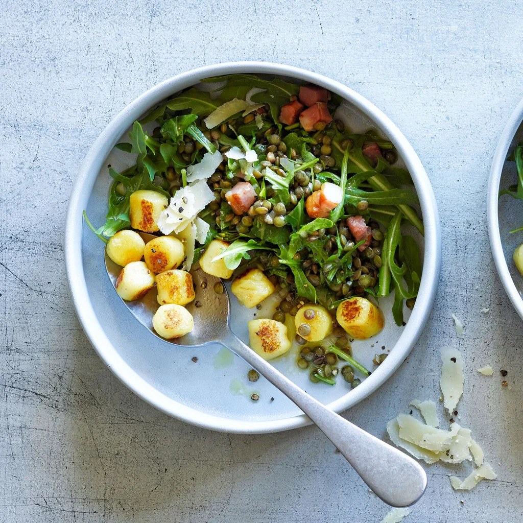 Insalata di lenticchie e rucola con pancetta e gnocchi 