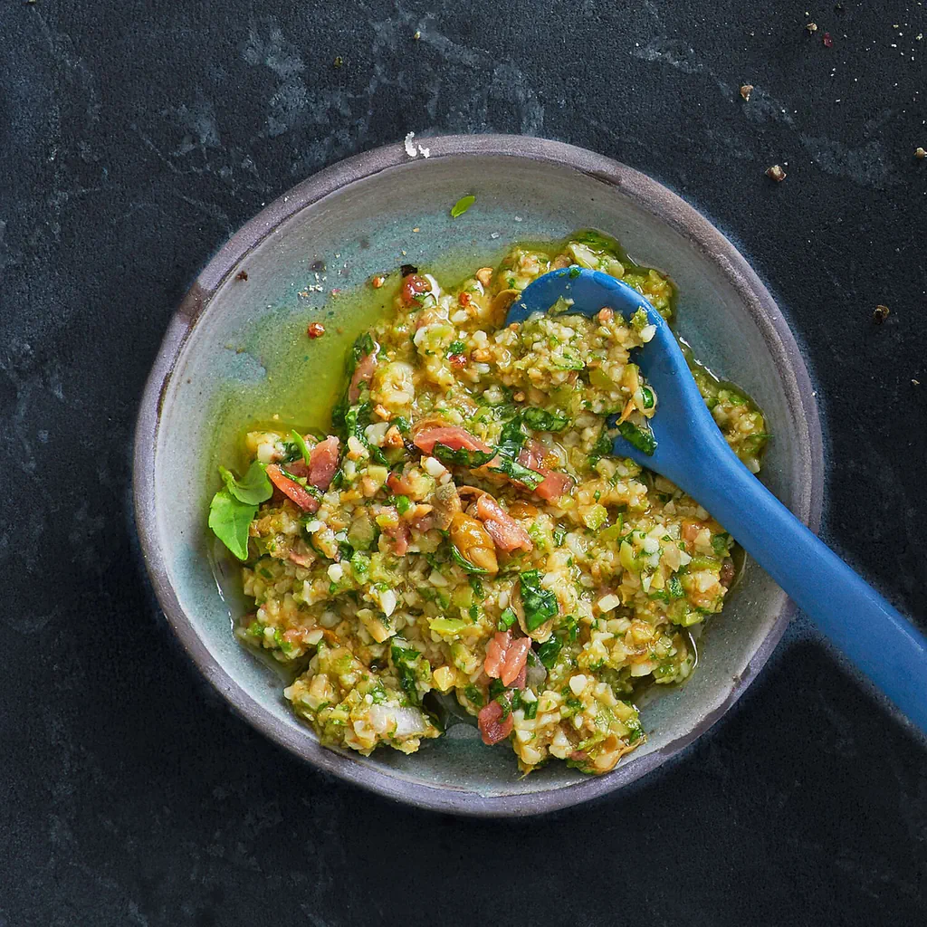 Pesto di acciughe e olive
