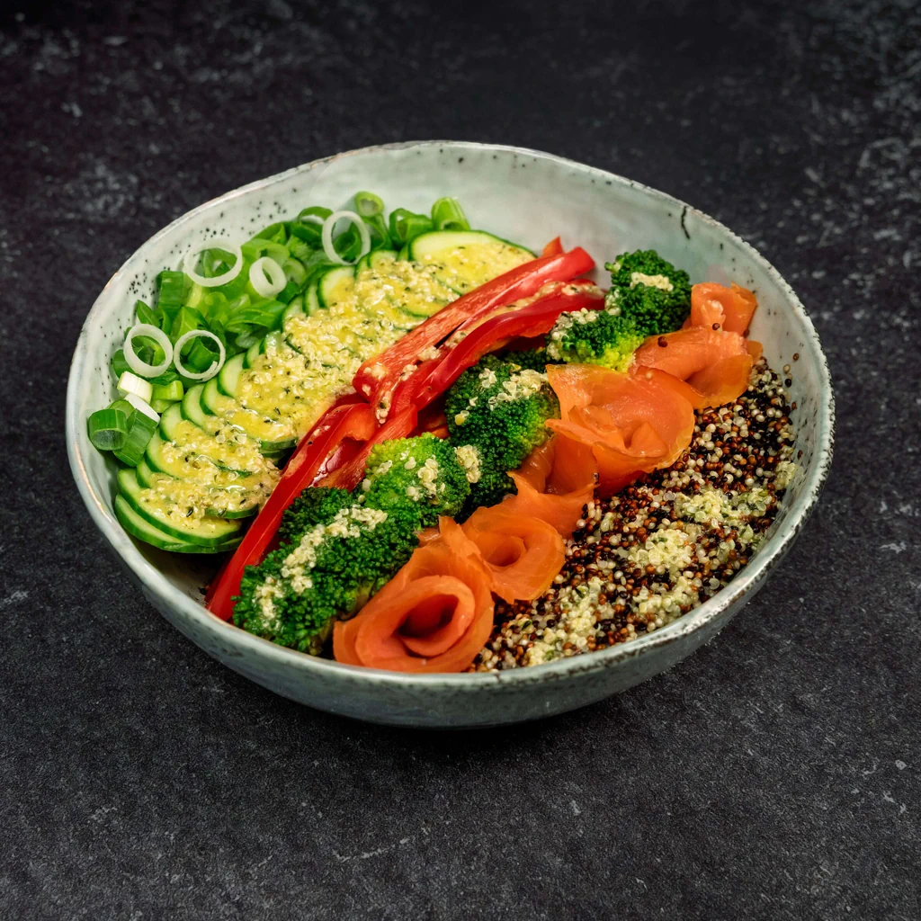 Bowl de quinoa protéiné à la truite saumonée