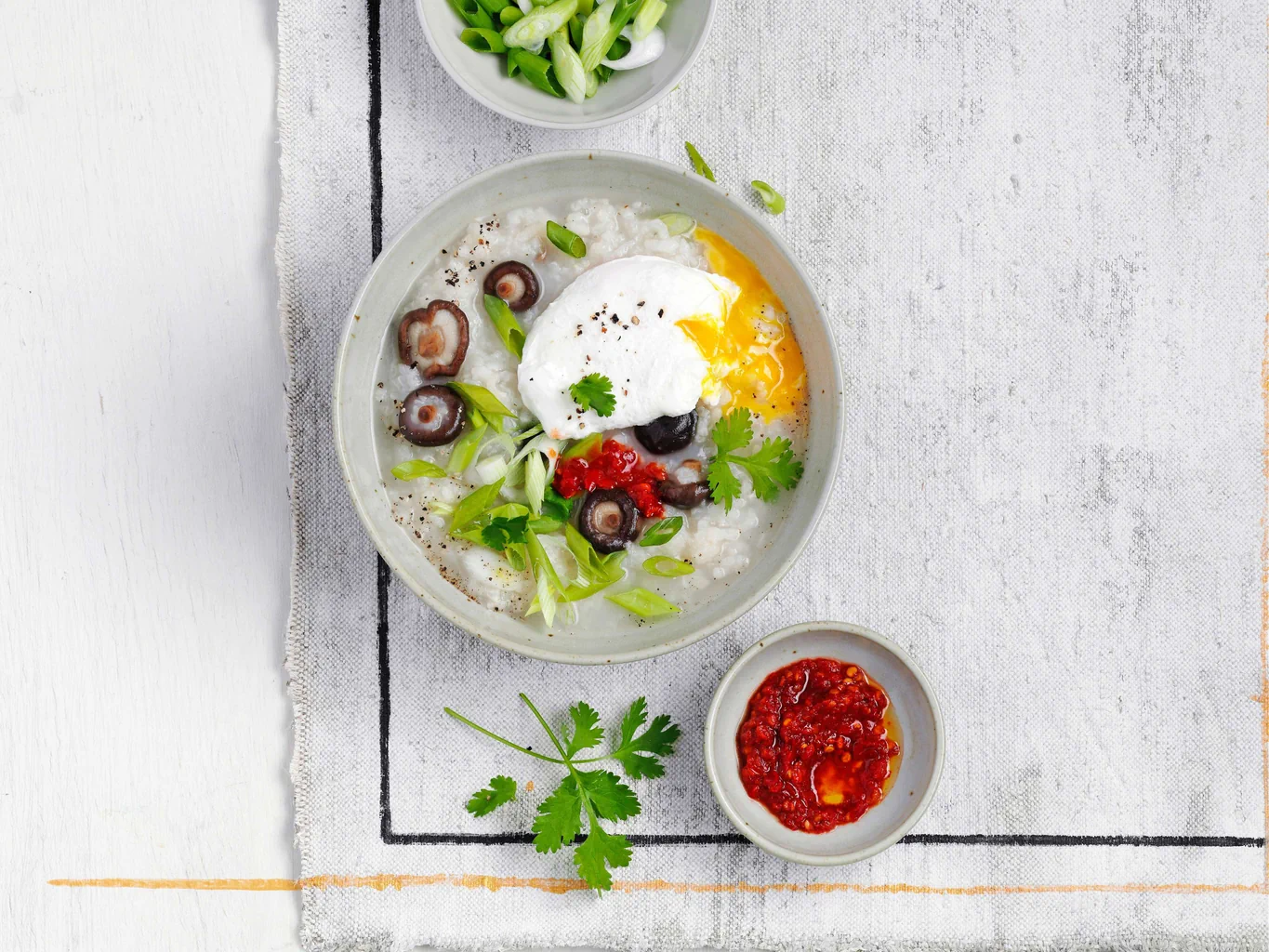 Congee con uovo in camicia
