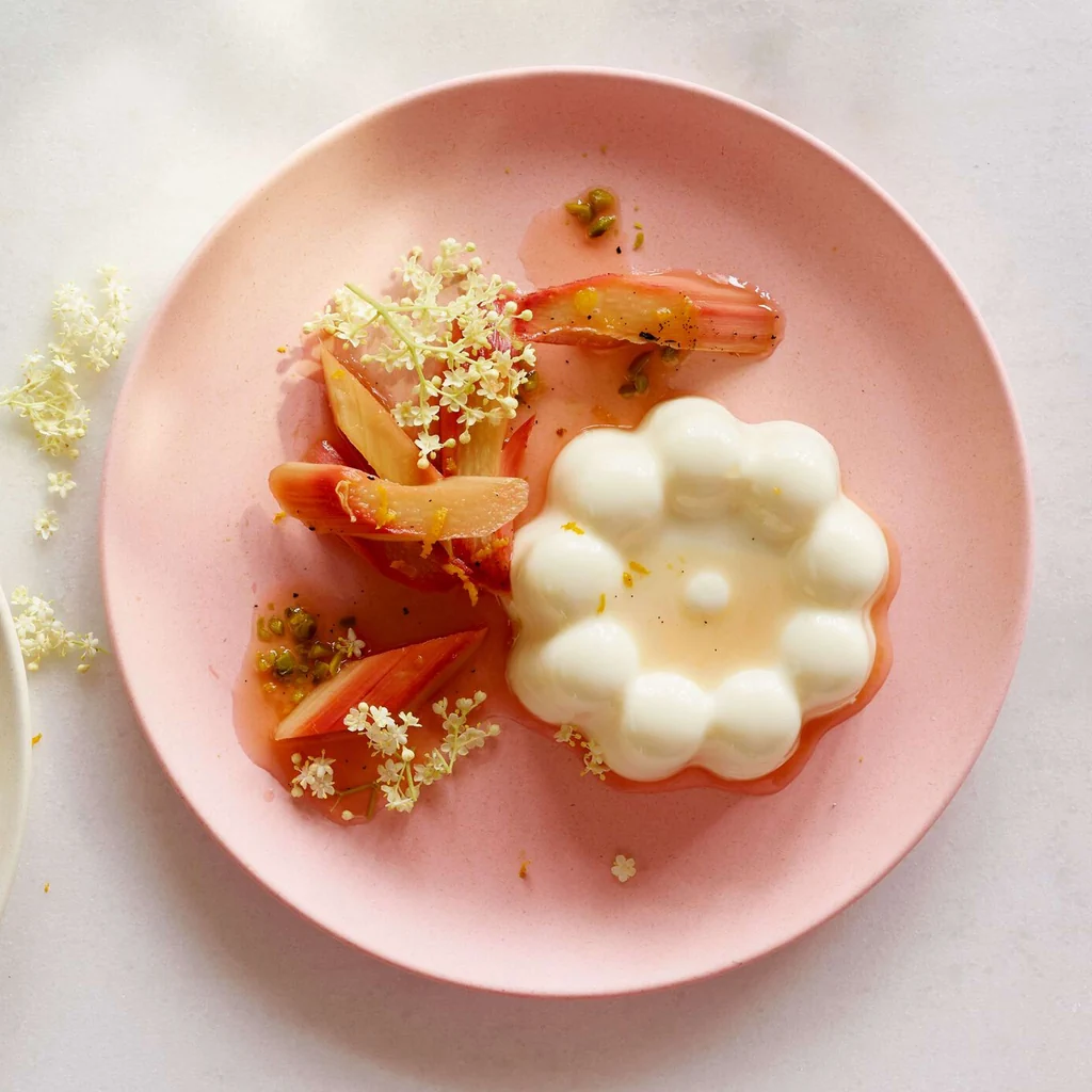 Holunder-Panna-cotta mit Rhabarber