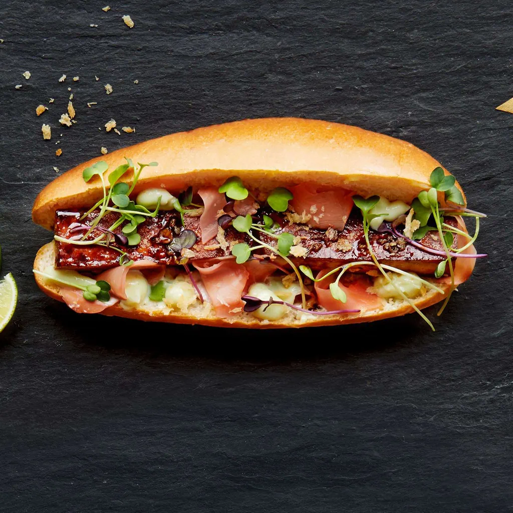 Hot dog vegetariano con tofu affumicato