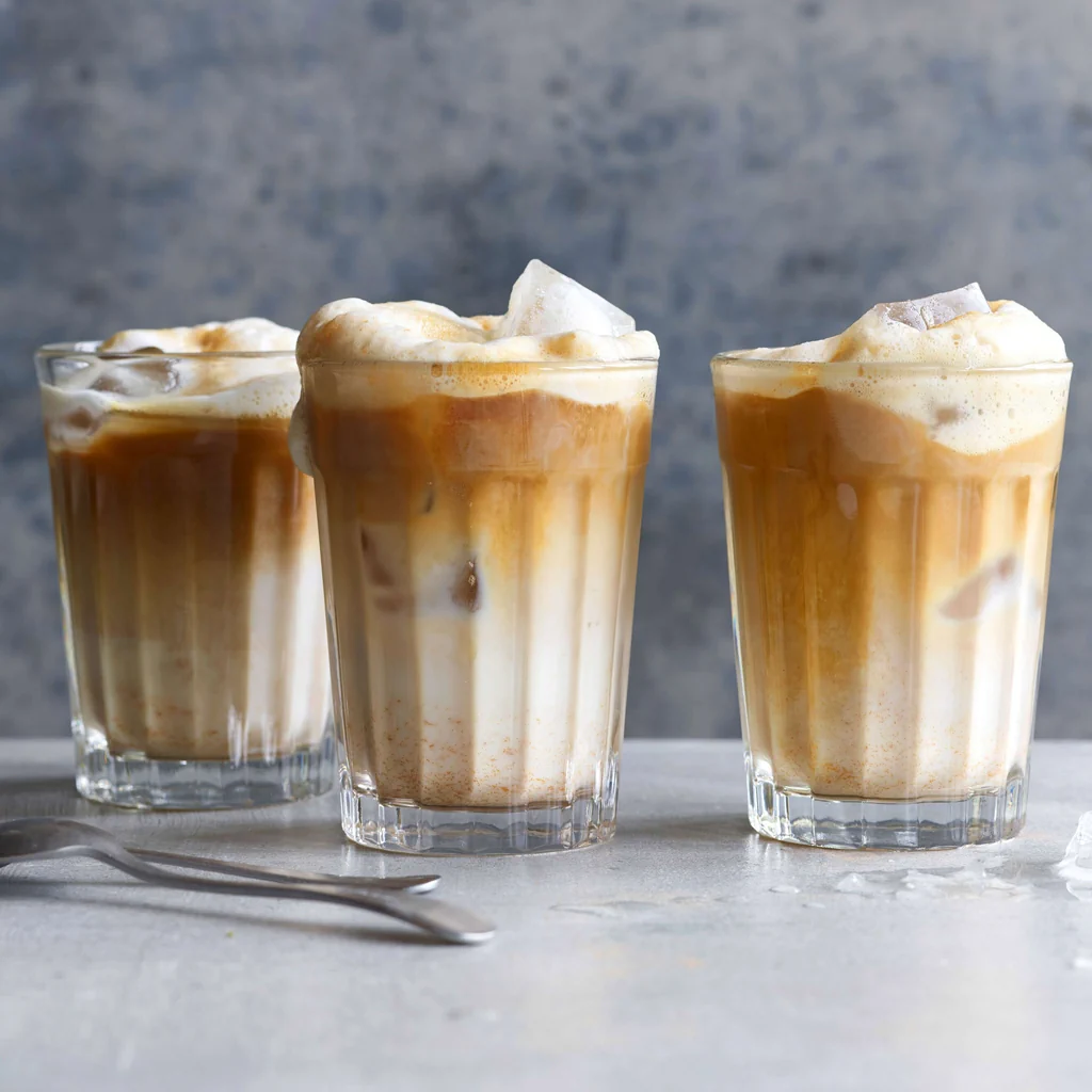 Cold brew coffee con latte ai datteri