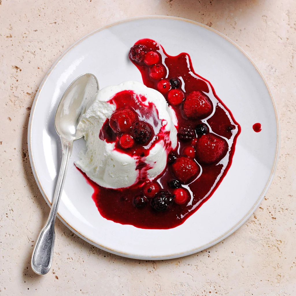 Sauerrahmköpfli mit roter Grütze