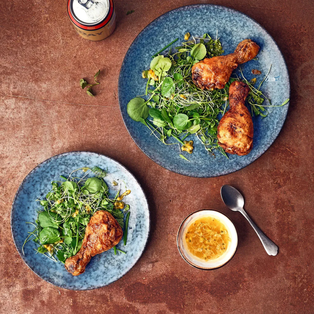 Pollo alla birra con insalata alle erbe aromatiche