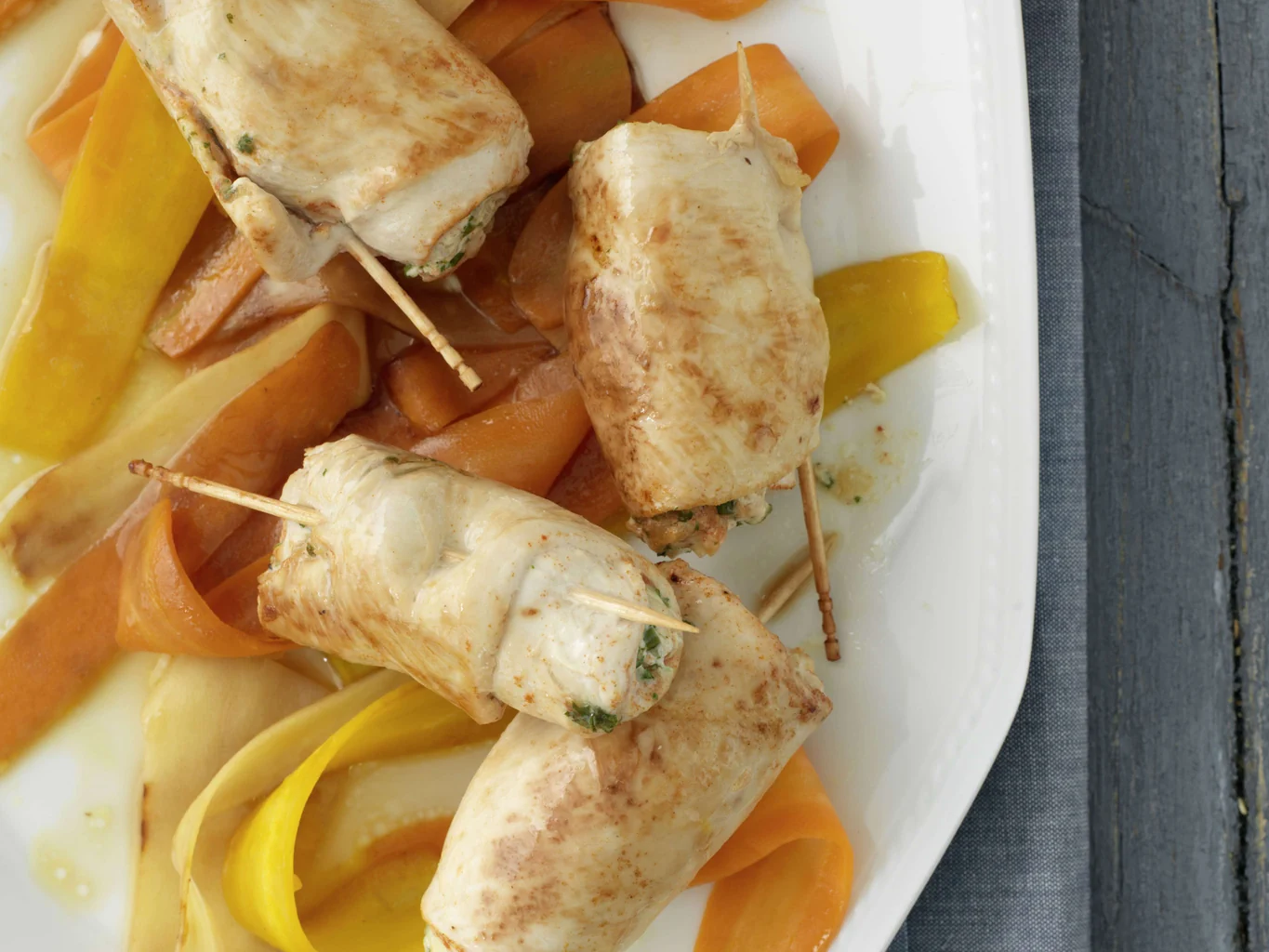 Poulet-Involtini auf Wurzelgemüse