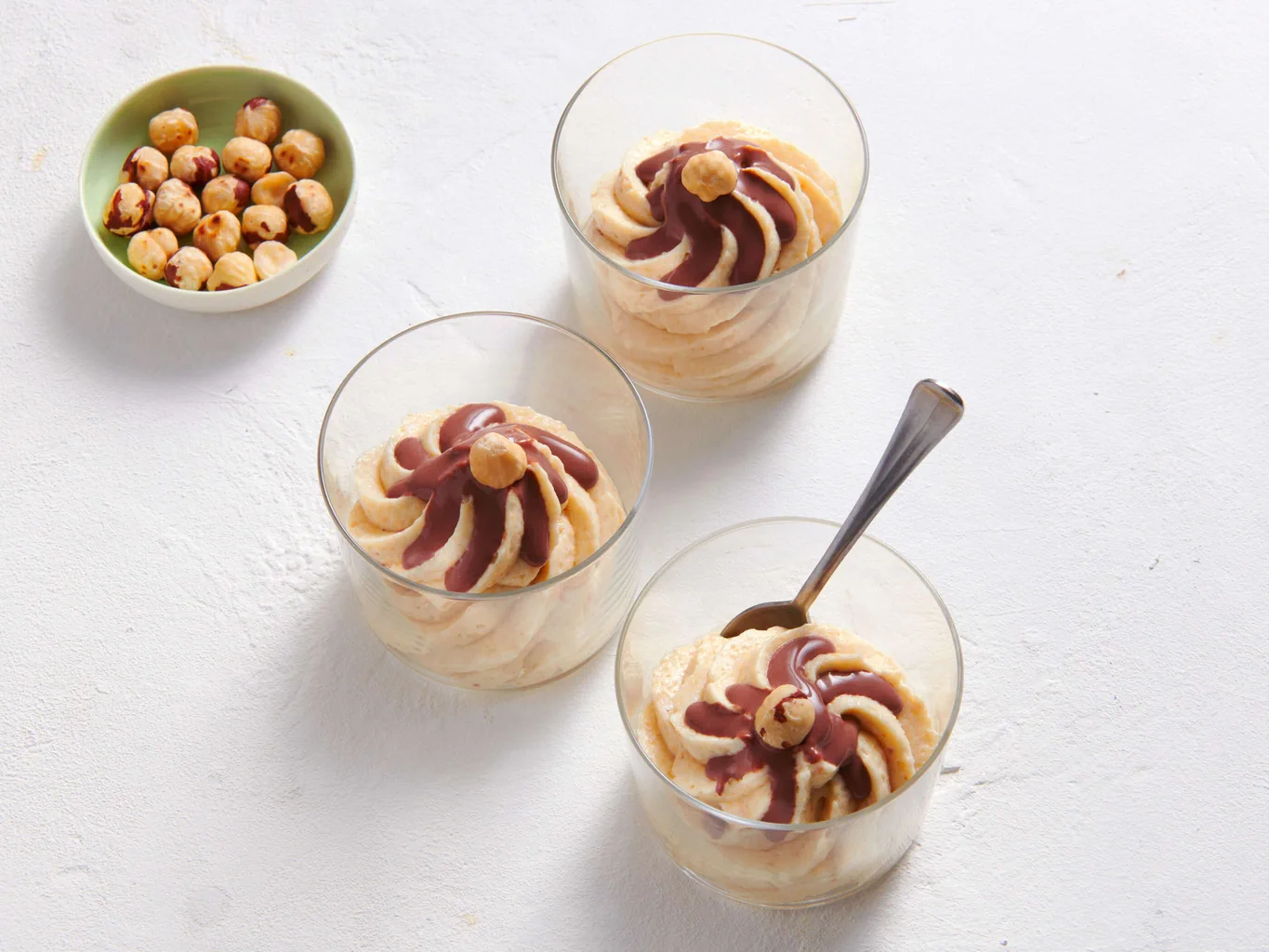 Mousse à la noisette avec sauce au chocolat