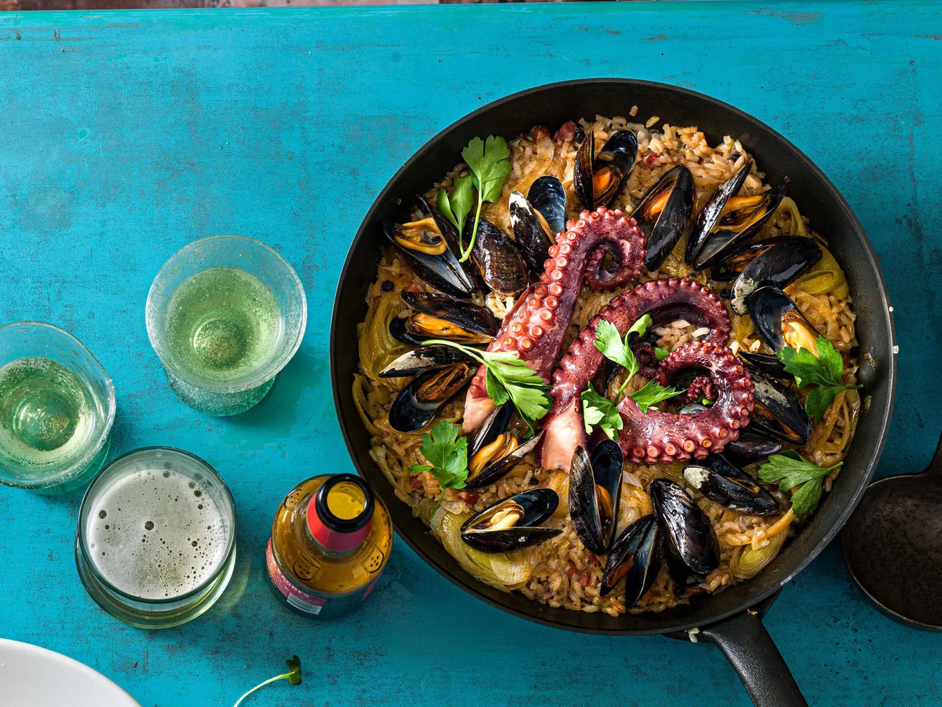 Paella mit Muscheln und Pulpo