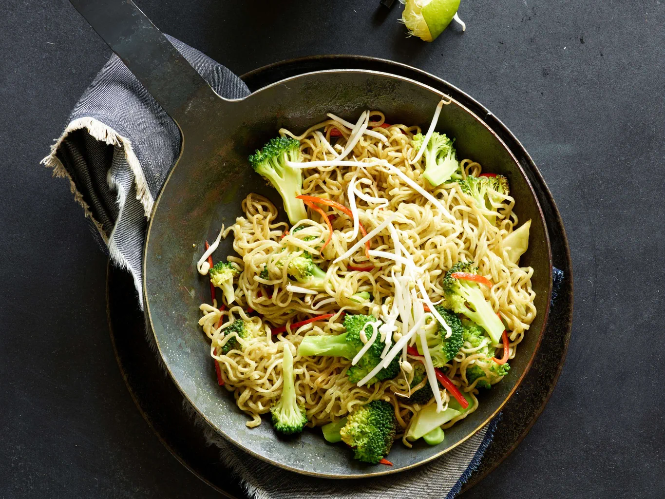 Nudelpfanne mit Broccoli