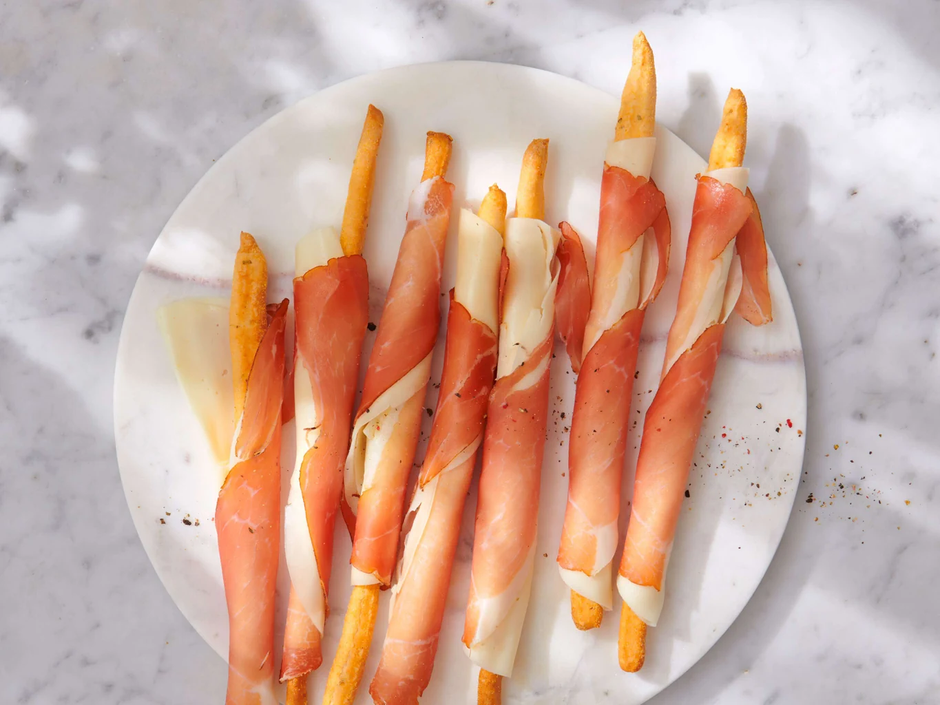 Grissini con provolone e crudo