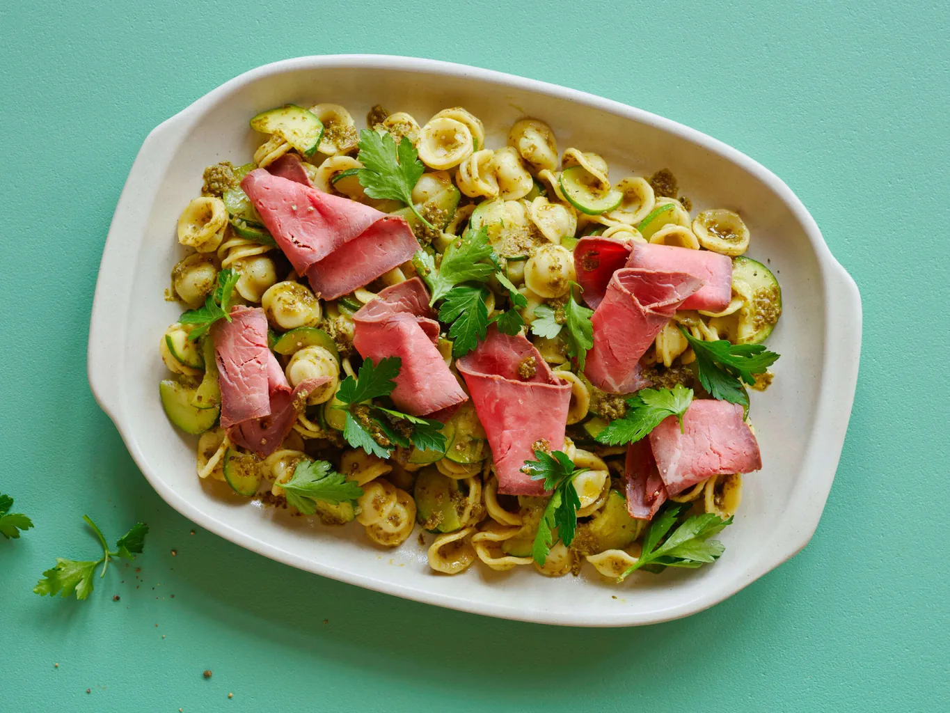 Insalata di zucchine e orecchiette con dressing al pesto