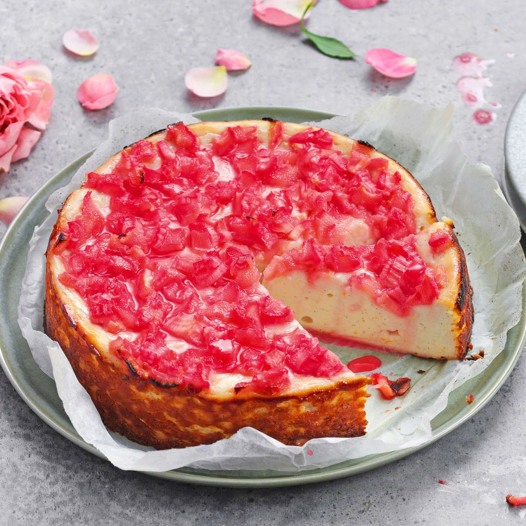 Gebackener Ricotta-Kuchen mit Rhabarber