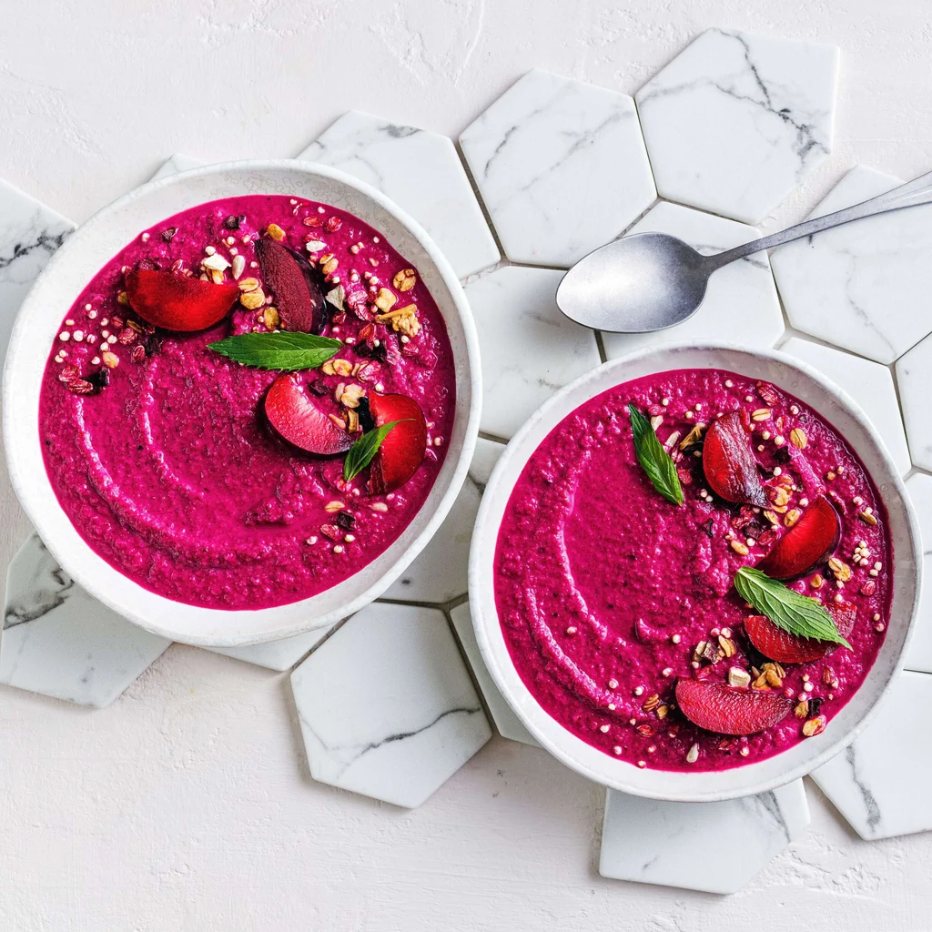 Smoothie bowl aux prunes et à la betterave rouge 