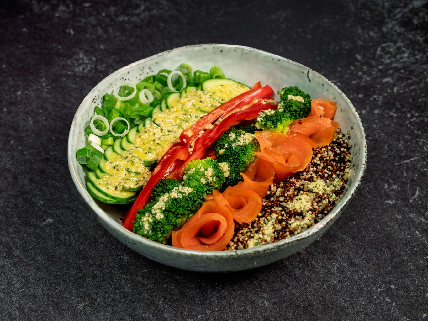 Bowl proteica alla quinoa con trota salmonata