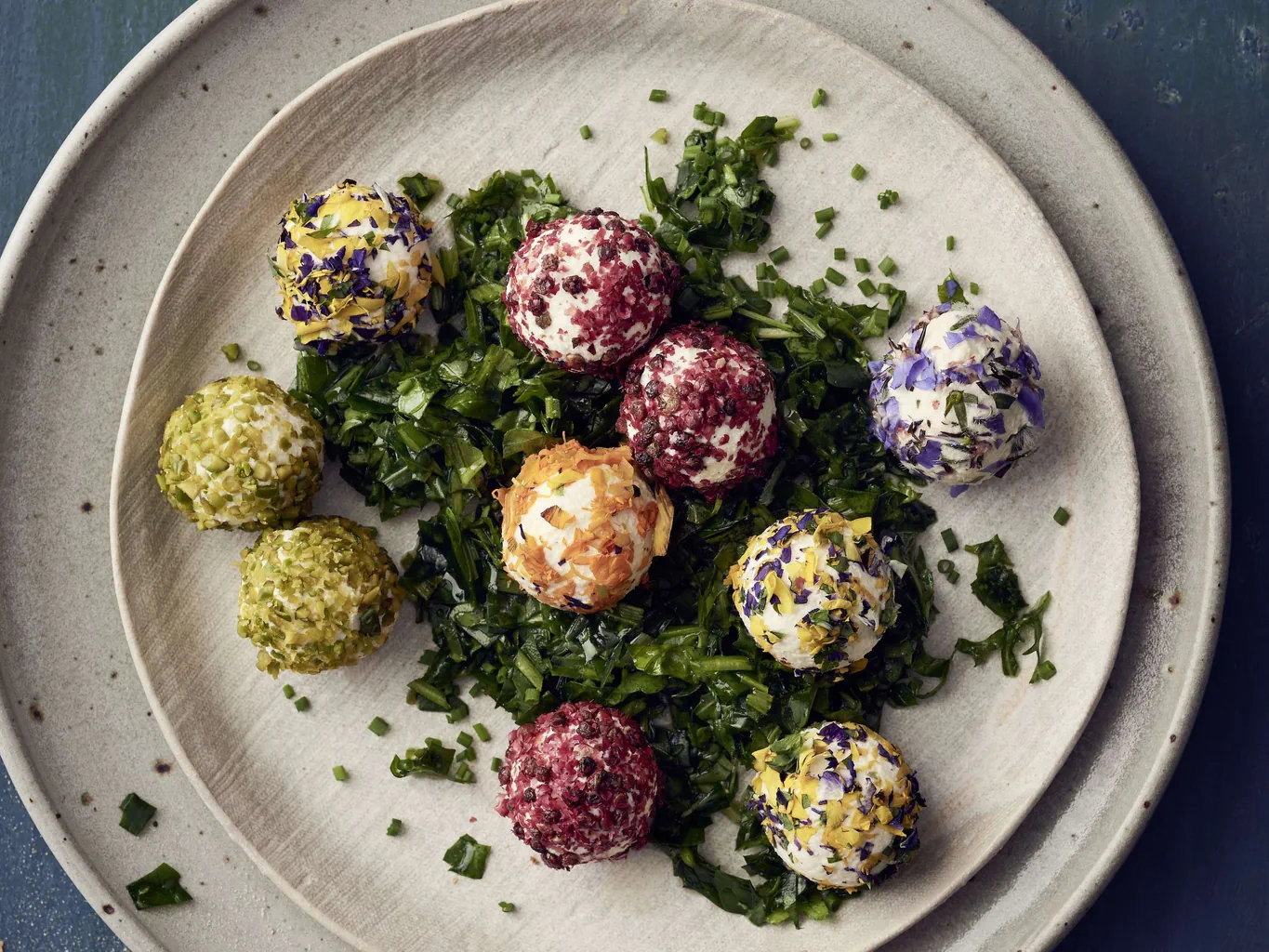 Boules de fromage frais avec fleurs et pistaches