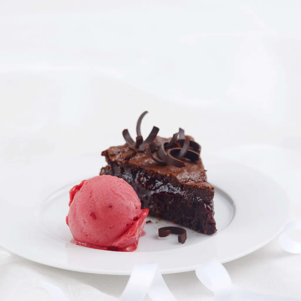 Himbeersorbet und Schokoladenkuchen