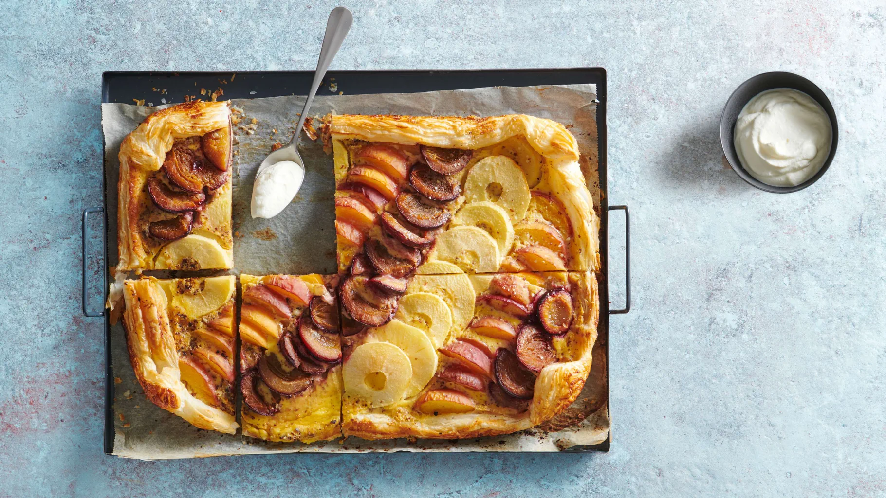 Crostata di frutta con panna montata