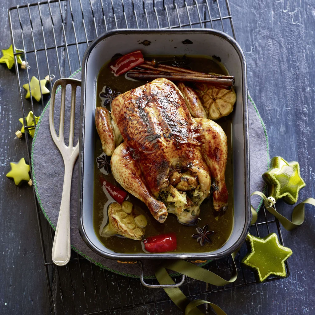 Lackiertes Poulet mit Brot-Koriander-Füllung