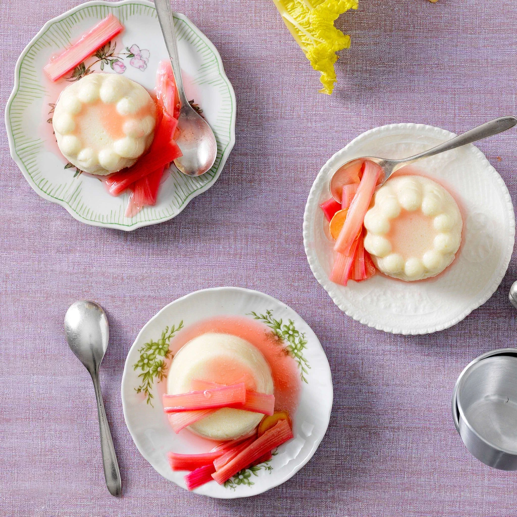 Budino di semolino e yogurt con rabarbaro