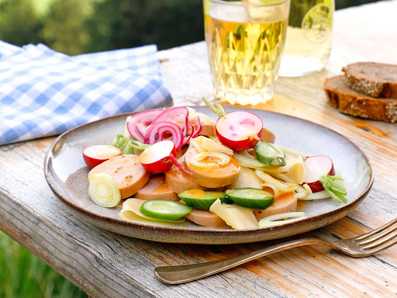Salade de cervelas, de fromage et de crudités