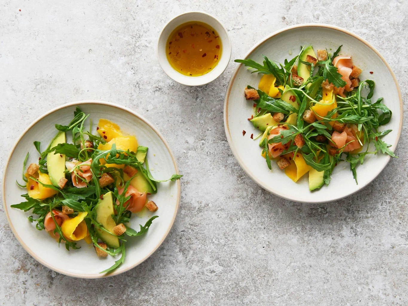 Rauchlachs-Mango-Salat mit Croûtons