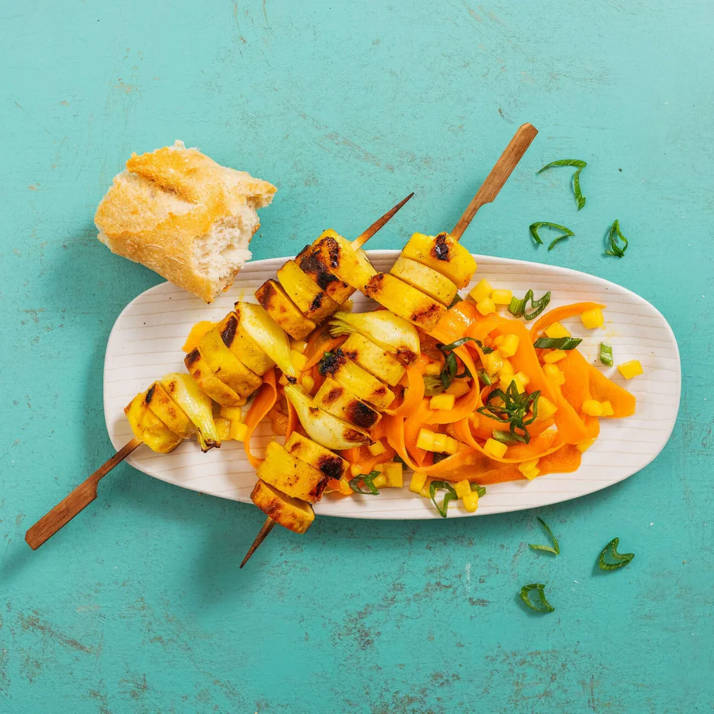 Brochettes de saucisses véganes au curry