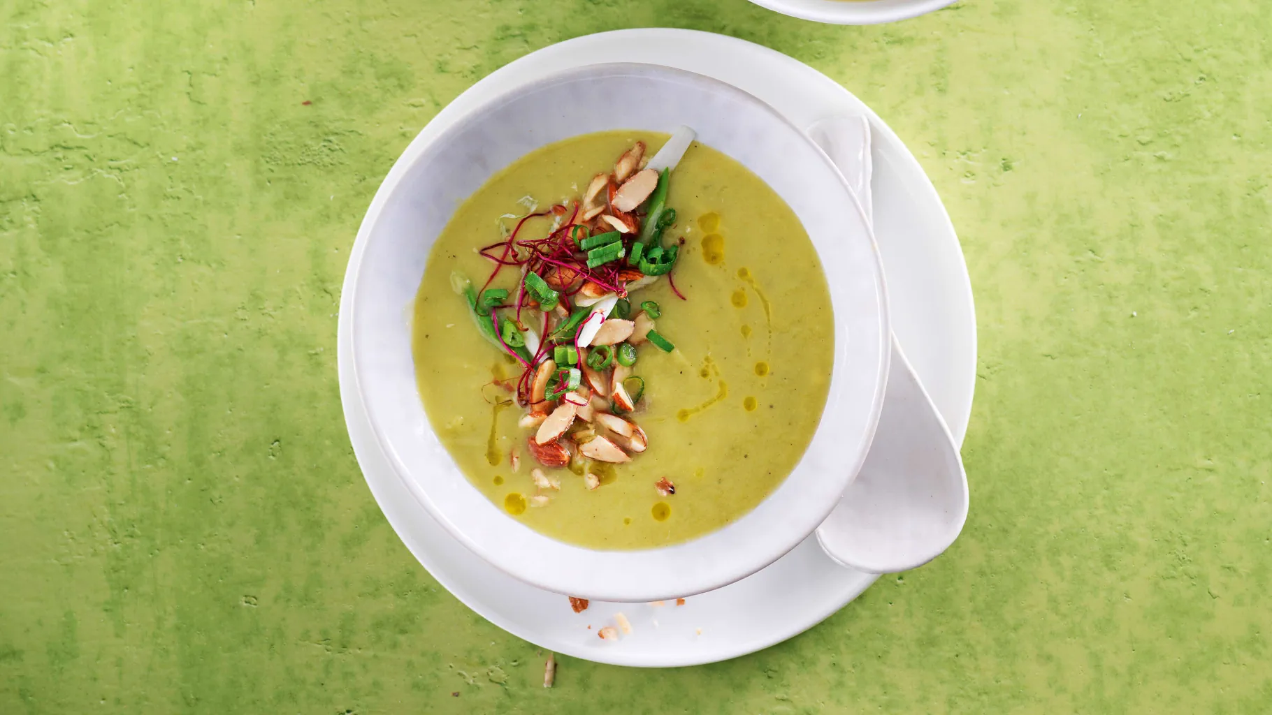 Vellutata d'asparagi con topping alle mandorle salate affumicate
