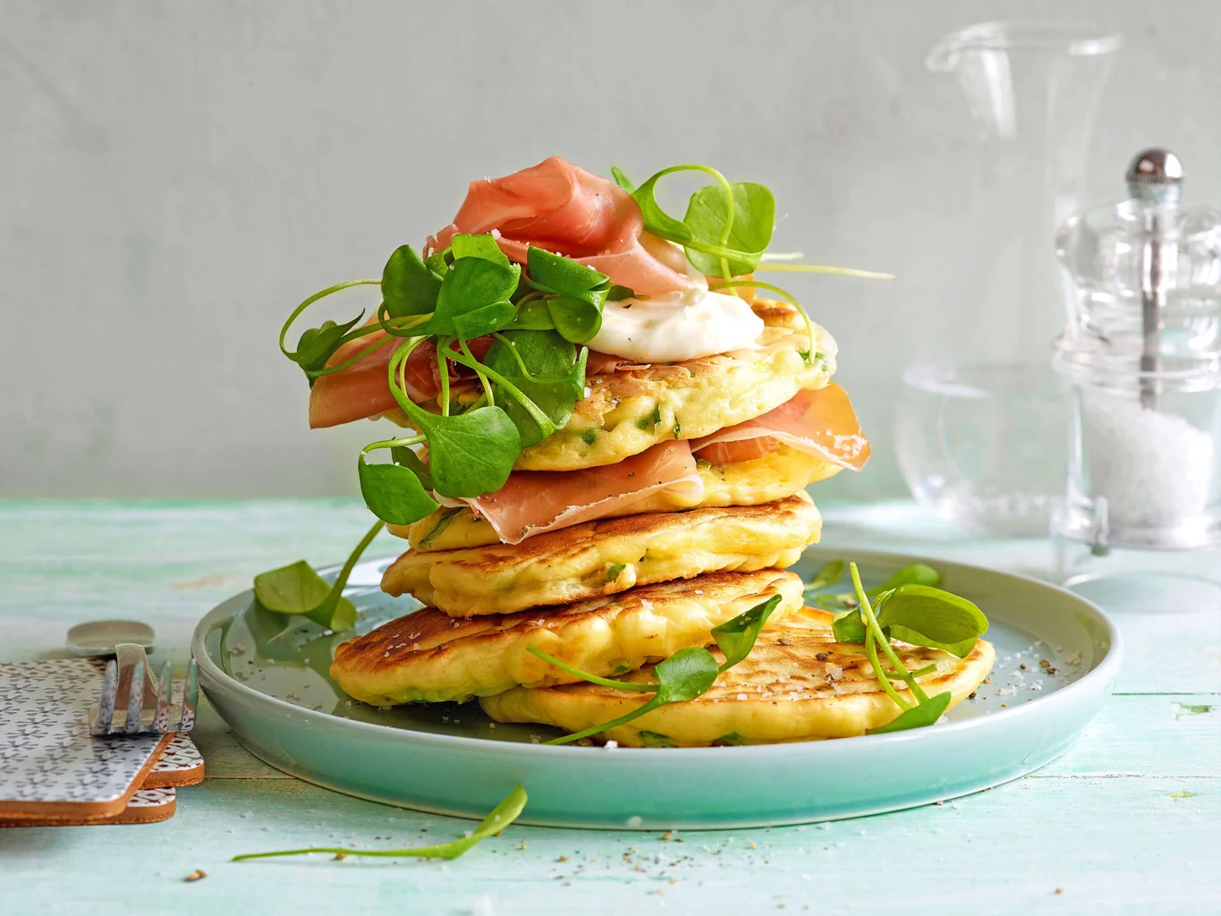 Pancake ai piselli con prosciutto crudo