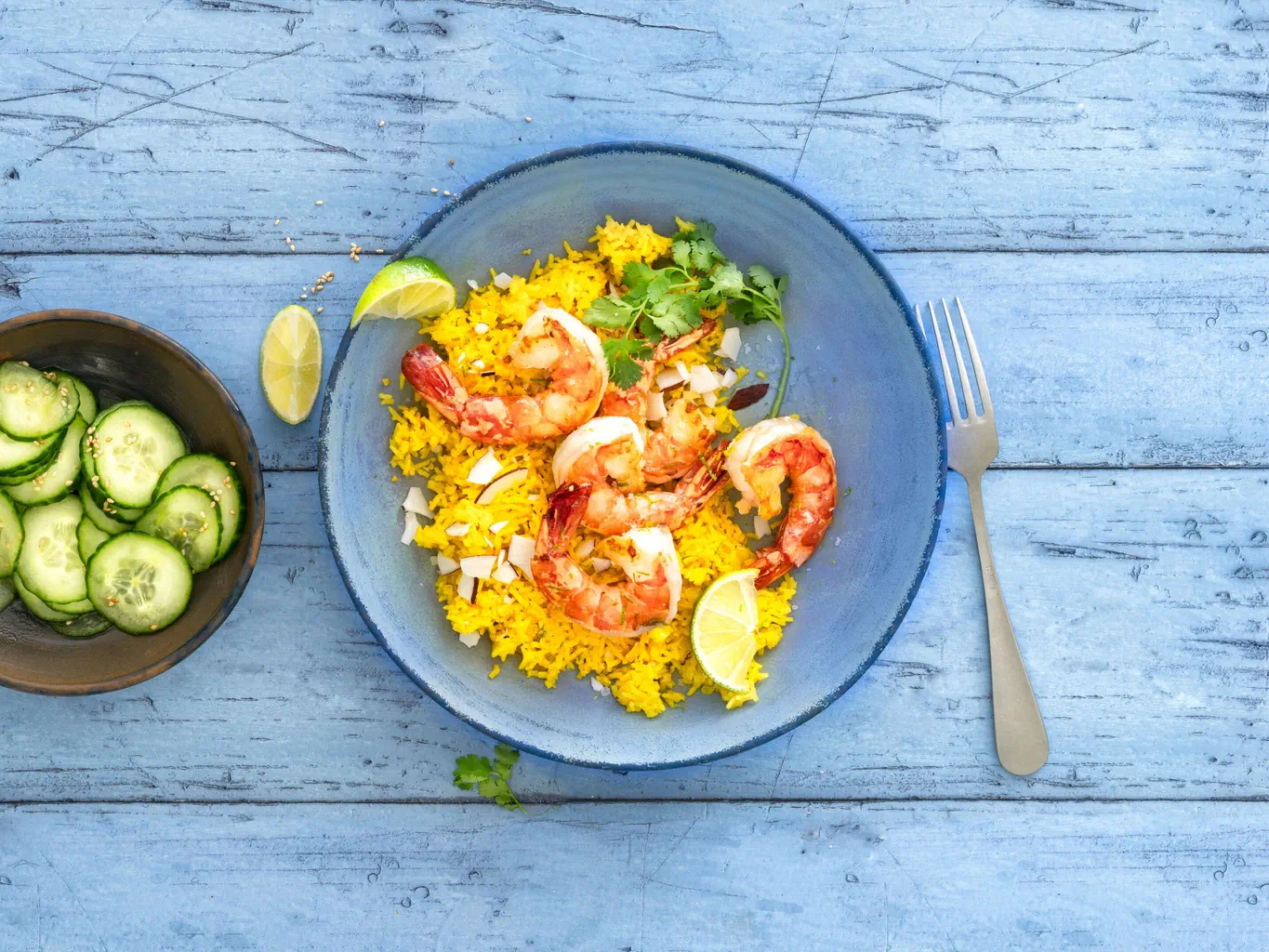 Crevettes avec riz au curcuma et à la noix de coco