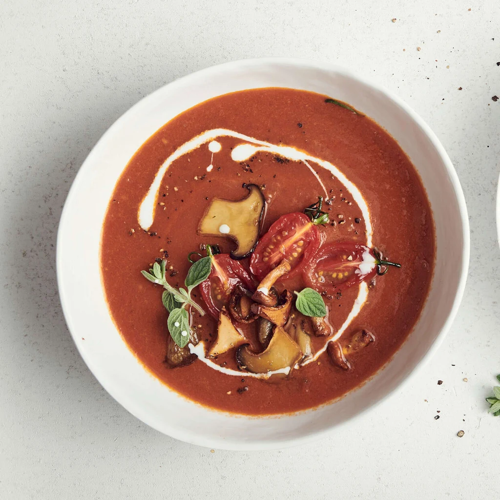 Zuppa di pomodori con funghi