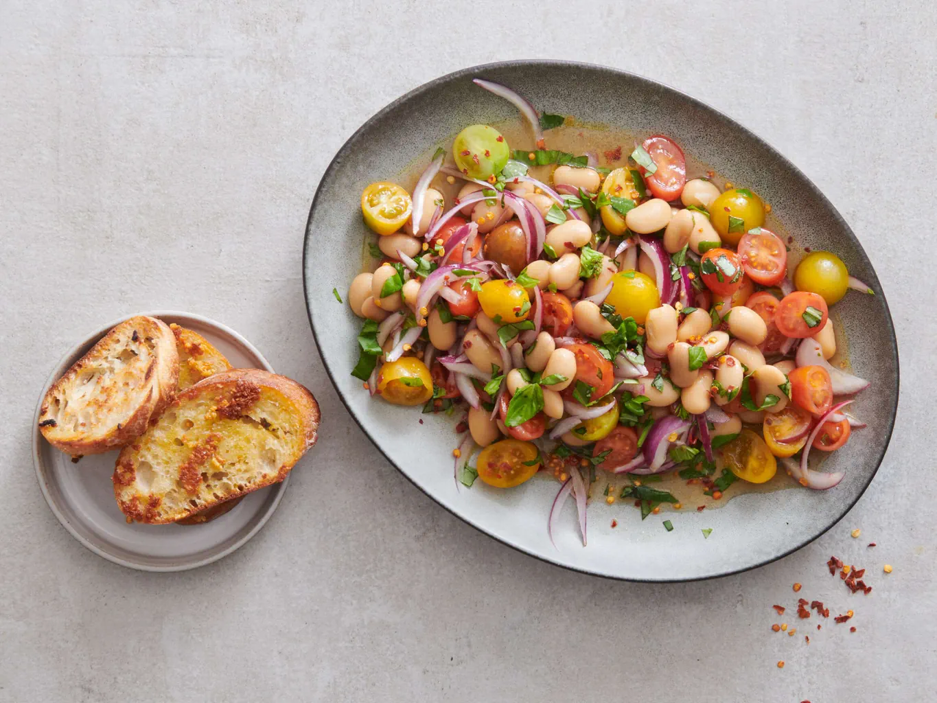 Insalata di fagioli bianchi con pomodori cherry e basilico
