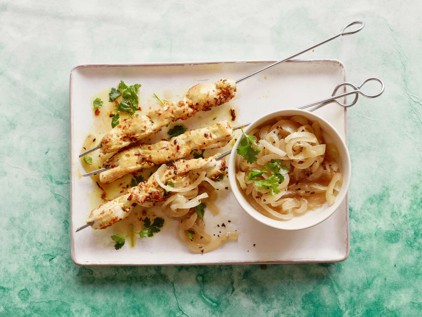 Spiedini di pollo con confit di cipolle e tè
