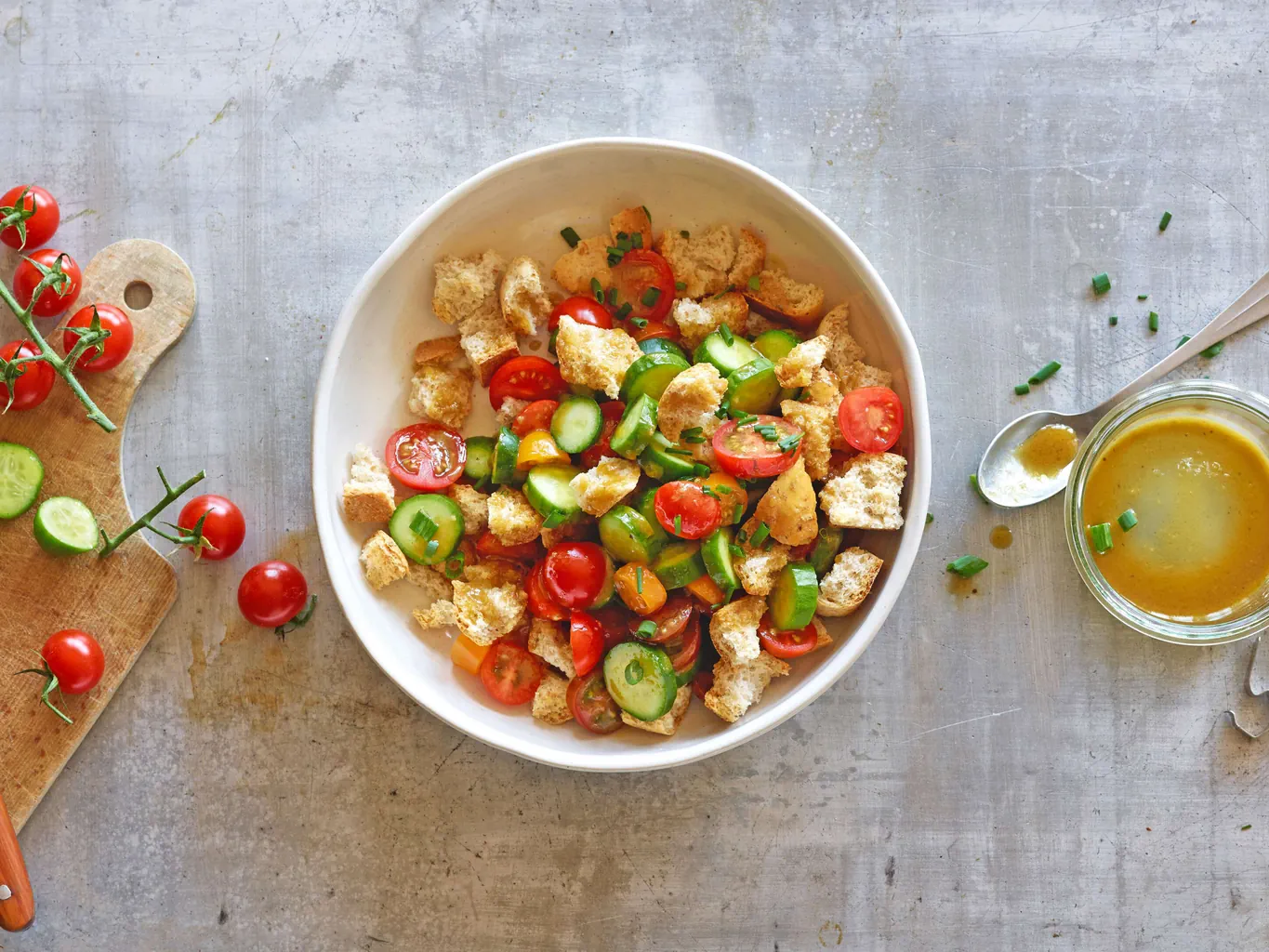 Panzanella aux petits pains croustillants