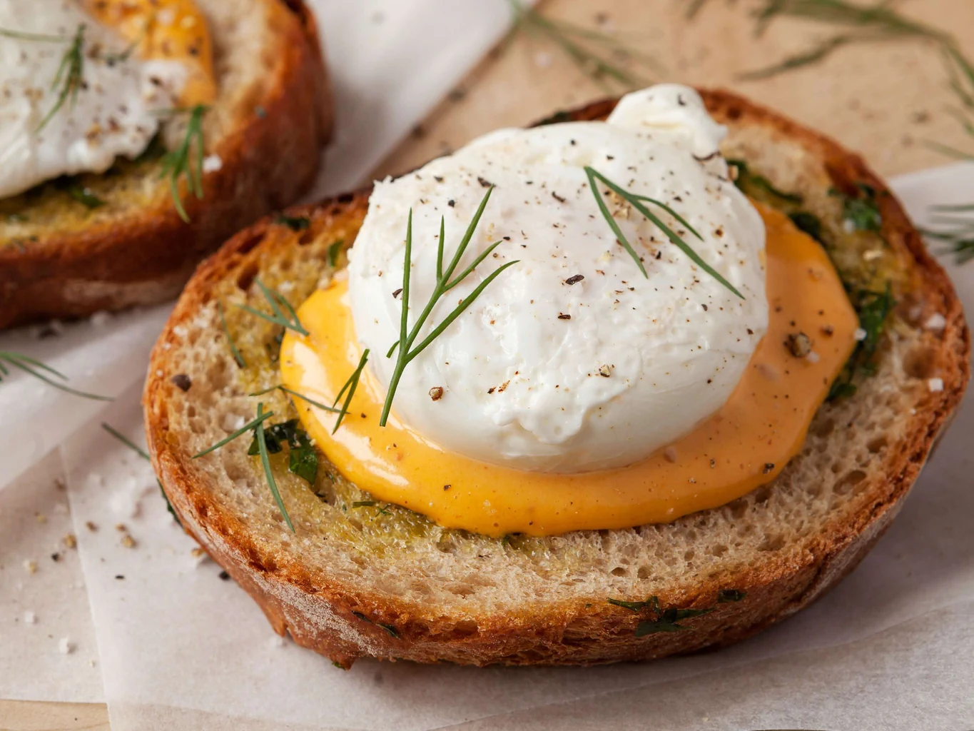 Kräutertoast mit Ei und Harissa-Mayonnaise